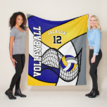 Volleyball 🏐 Sport in Blau, Weiß und Gelb Fleecedecke<br><div class="desc">⭐ ⭐ ⭐ ⭐ 5 Star Review. 🥇 ORIGINAL COPYRIGHT ART DESIGN VON Donna Siegrist NUR AUF ZAZZLE VERFÜGBAR! 🏐 Volleyball Fleece Blanket in 3 Größen erhältlich. Mit einem Volleyball Sport Design in einem blauen, weißen und gelben Muster und DIY Name und Nummer. Das ist ein tolles Geschenk für jeden...</div>