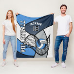 Volleyball 🏐 Sport in Blau, Weiß und Grau Fleecedecke<br><div class="desc">🥇 ORIGINAL COPYRIGHT ART DESIGN VON Donna Siegrist NUR AUF ZAZZLE VERFÜGBAR! Volleyball 🏐 Fleece Blanket in 3 Größen erhältlich. Mit einem Volleyball Sport Design in einem blauen, weißen und grauen Muster und DIY Name und Nummer. Das ist ein tolles Geschenk für jeden Volleyballspieler oder Liebhaber. Matching Kissen, Tote Tasche...</div>