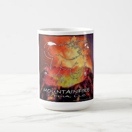 Vollfarbiges MountainFire-Mediendesign auf einem Kaffeetasse