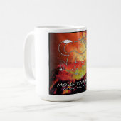 Vollfarbiges MountainFire-Mediendesign auf einem Kaffeetasse (Vorderseite Links)
