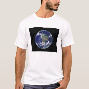 Völlig beleuchtete Erde zentriert auf Südamerika T-Shirt