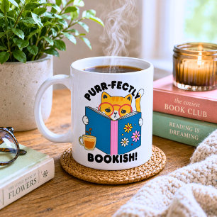 Vollkommen buchliebende Katze Kaffeetasse