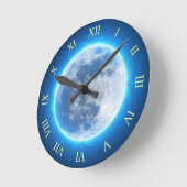 Vollmond, blaues Glühen Runde Wanduhr (Winkel)