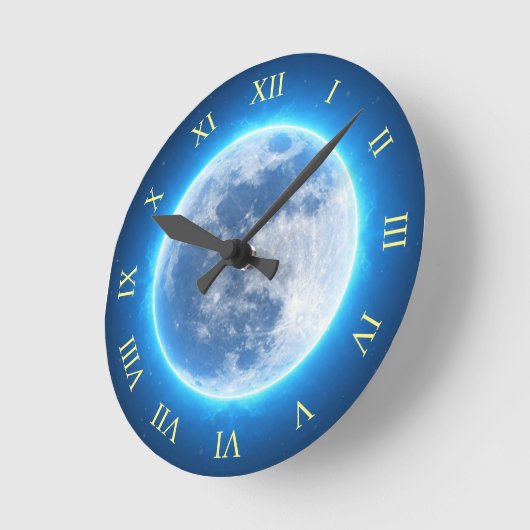 Vollmond, blaues Glühen Runde Wanduhr (Winkel)