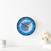 Vollmond, blaues Glühen Runde Wanduhr (Zuhause)