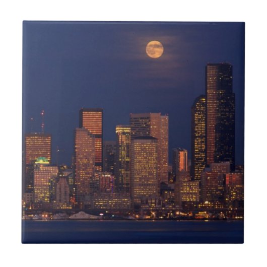 Vollmond, der über im Stadtzentrum gelegene Fliese (Vorderseite)