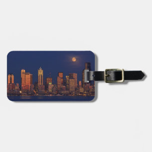 Vollmond, der über im Stadtzentrum gelegene Gepäckanhänger