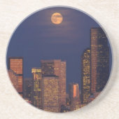 Vollmond, der über im Stadtzentrum gelegene Getränkeuntersetzer (Vorne)