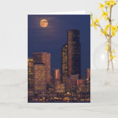 Vollmond, der über im Stadtzentrum gelegene Karte (Gelbe Blume)