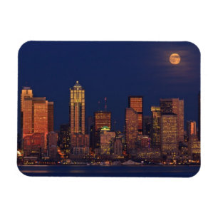 Vollmond, der über im Stadtzentrum gelegene Magnet