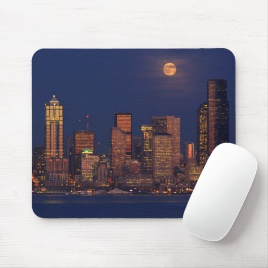 Vollmond, der über im Stadtzentrum gelegene Mousepad (Mit Mouse)