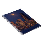 Vollmond, der über im Stadtzentrum gelegene Notizblock (Rechte Seite)