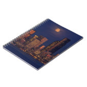 Vollmond, der über im Stadtzentrum gelegene Notizblock (Linke Seite)