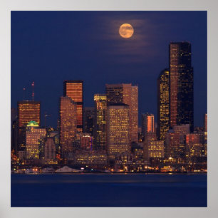 Vollmond, der über im Stadtzentrum gelegene Poster