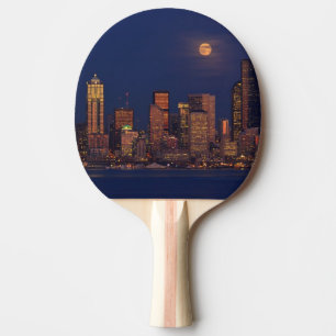 Vollmond, der über im Stadtzentrum gelegene Tischtennis Schläger