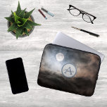 Vollmond-Foto mit Monogramm und Name Laptopschutzhülle<br><div class="desc">Ein modernes Monogramm und Nametag auf einem Foto Vollmond mit bewölktem Himmel auf einem Laptop-Ärmel.</div>