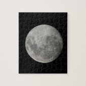 Vollmond in Schwarz und Weiß. Kredit als: Arthur Puzzle (Vertikal)