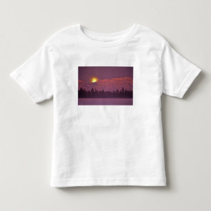 Vollmond steigt über dem Teakettle Mountain währen Kleinkind T-shirt