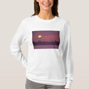 Vollmond steigt über dem Teakettle Mountain währen T-Shirt