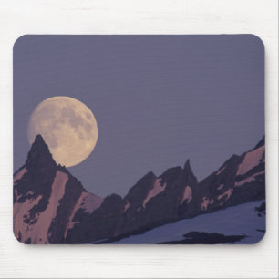 Vollmond steigt über die Chugach Mountains in Alas Mousepad