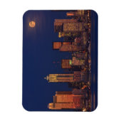 Vollmond steigt über die Skyline der Innenstadt vo Magnet (Vertikal)