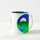Vollmond steigt über grüne Hügel Zweifarbige Tasse (VorderseiteRechts)