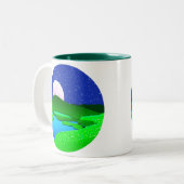 Vollmond steigt über grüne Hügel Zweifarbige Tasse (Vorderseite Links)