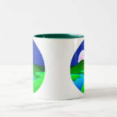 Vollmond steigt über grüne Hügel Zweifarbige Tasse (Mittel)
