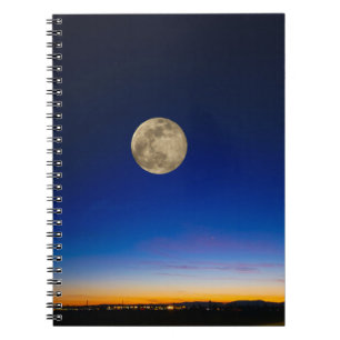 Vollmond steigt über Sonnenuntergang Notizblock