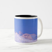Vollmond über dem Glacier-Nationalpark Zweifarbige Tasse (VorderseiteRechts)