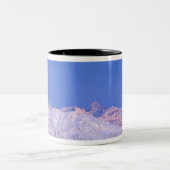 Vollmond über dem Glacier-Nationalpark Zweifarbige Tasse (Mittel)