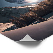 Vollmond über dem Schneeberg der Bäume Poster (Ecke)