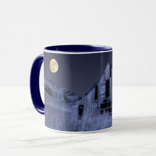 Vollmond über einer alten verwitterten Scheune Tasse