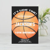 Vollschwarzer Basketball Ball Weiße Einladungen (Stehend Vorderseite)