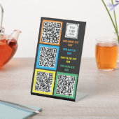 Vollständig bearbeitbare 4 x QR Codes mit Text und Sockelschild (In SItu)