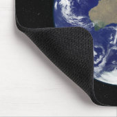 Vollständig beleuchtete Erde, zentriert auf Austra Mousepad (Ecke)