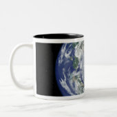 Vollständig beleuchtete Erde, zentriert auf dem No Zweifarbige Tasse (Links)
