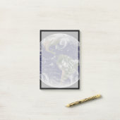 Vollständig erdacht mit Niederdrucksystemen. Post-it Klebezettel (Auf Schreibtisch)