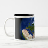 Vollständige Erde, die den arktischen Raum zeigt Zweifarbige Tasse (Links)