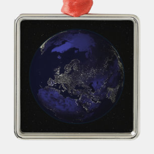 Vollständige Erde in der Nacht mit Lichtern in der Silbernes Ornament