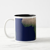 Vollständige Erde mit Afrika, Europa und dem Nahen Zweifarbige Tasse (Links)