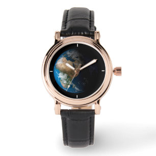 Vollständige Erde mit simulierten Wolken über Afri Armbanduhr