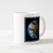 Vollständige Erde mit simulierten Wolken über Afri Jumbo-Tasse (Vorderseite Rechts)