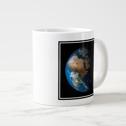 Vollständige Erde mit simulierten Wolken über Afri Jumbo-Tasse (Vorderseite Rechts)