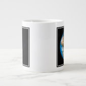Vollständige Erde mit simulierten Wolken über Afri Jumbo-Tasse (Vorderseite)