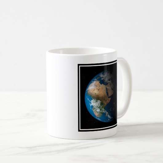 Vollständige Erde mit simulierten Wolken über Afri Kaffeetasse (VorderseiteRechts)