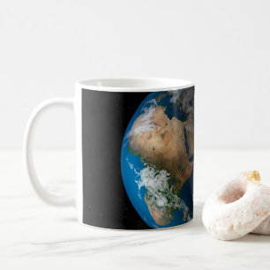 Vollständige Erde mit simulierten Wolken über Afri Kaffeetasse