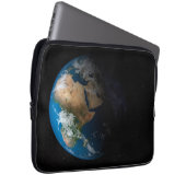 Vollständige Erde mit simulierten Wolken über Afri Laptopschutzhülle (Vorne Rechts)