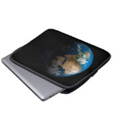 Vollständige Erde mit simulierten Wolken über Afri Laptopschutzhülle (Vorne Knopf)