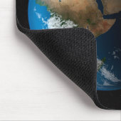 Vollständige Erde mit simulierten Wolken über Afri Mousepad (Ecke)